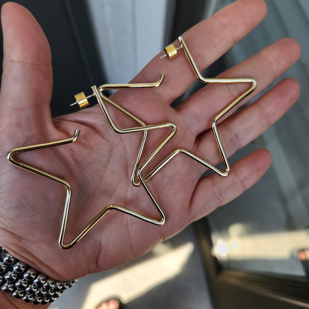EKLEXIC Large Full Star Gold Statement Earrings - Picture 4 of 6